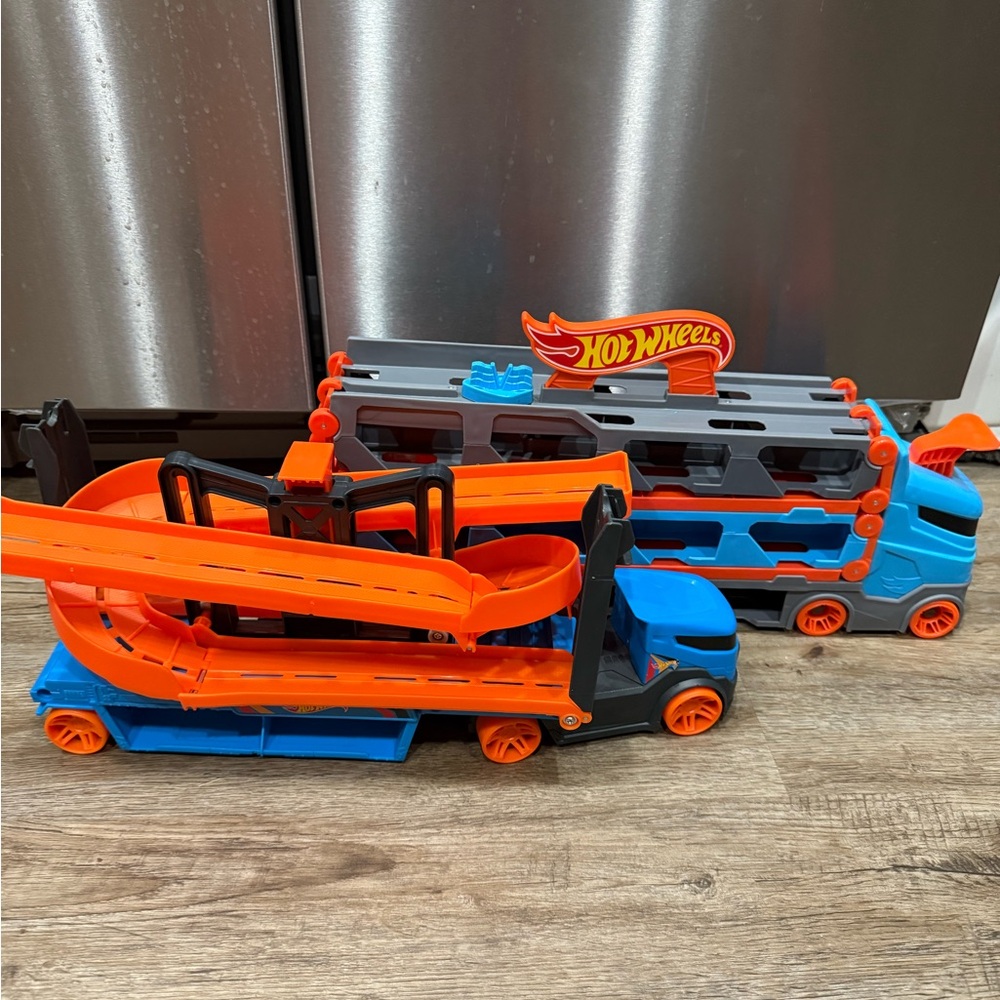 Pre Owned Hot Wheels Bundle Speedway Hauler Carrier /Launch Hauler Vehicle Semi